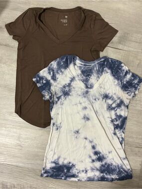 bundle of 2 v-neck t-shirts